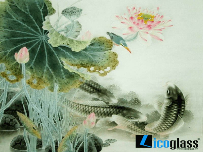 Mẫu tranh kính nghệ thuật 3D hình ảnh cá chép và hoa sen, có tác dụng điều hòa sinh khí, mang lại tài lộc và sức khỏe thịnh vượng cho gia đình